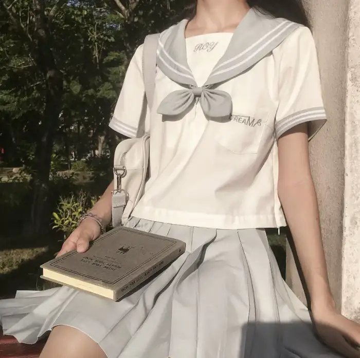 鹰眼下的危房封面